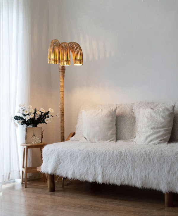 Лампа из ротанга в белой гостиной