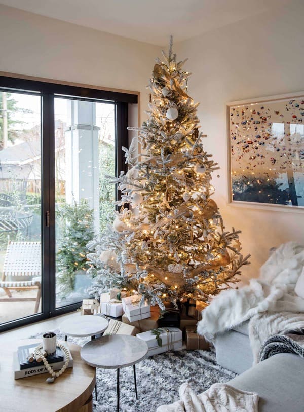 Украшение елки с помощью гирлянды с теплым свечением, расположенной по спирали Украшение елки