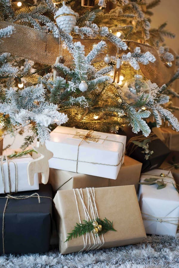 Свет гирлянды рекомендуется подбирать в общей стилистике с елочными украшениями и интерьером Елочные украшения