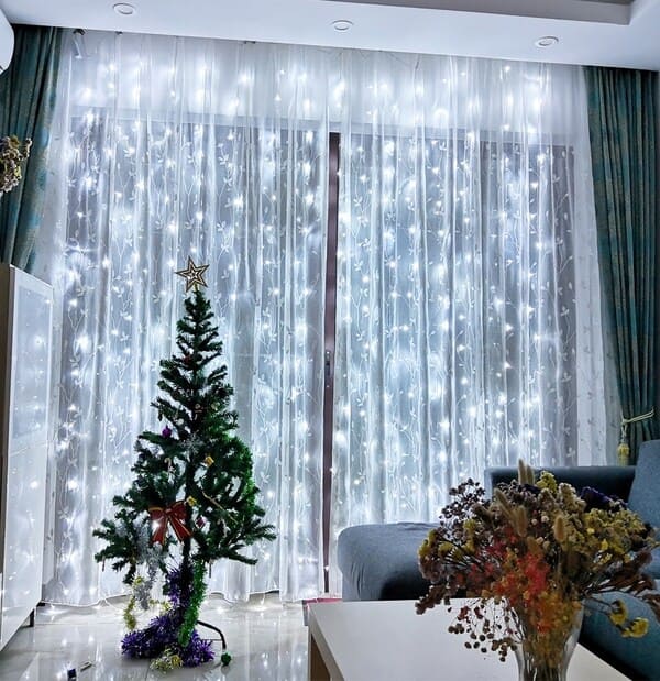 Светодиодная гирлянда с белым светом подойдет для освещения комнаты в холодных оттенках Гирлянда для окна