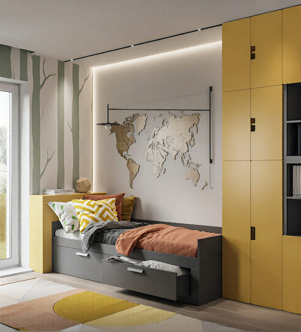 Детская комната, кровать с выдвижными комодами, шкаф, обои с деревьями, на стене карта мира