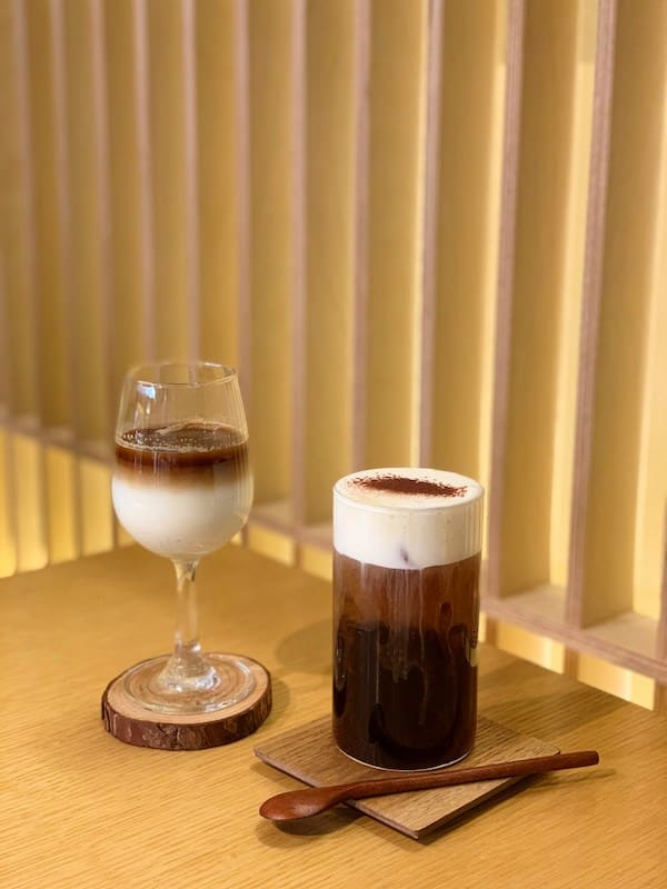 Горячие напитки на подставках на деревянном столе