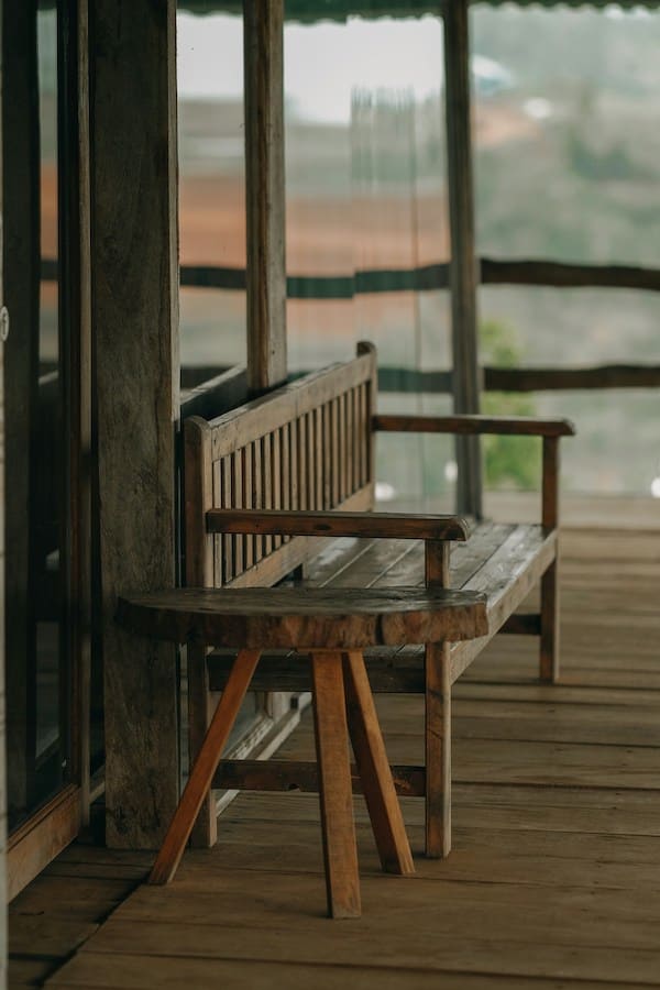 Лавочка и круглый столик из дерева на террасе