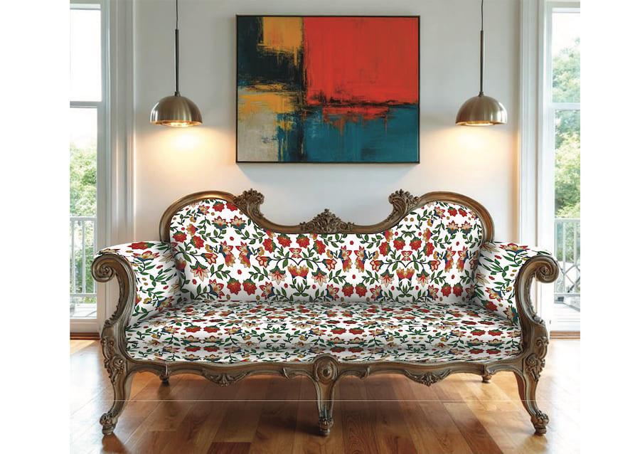 Антикварный диван с яркой обивкой, картина с абстракцией на стене, два симметричных потолочных светильника
