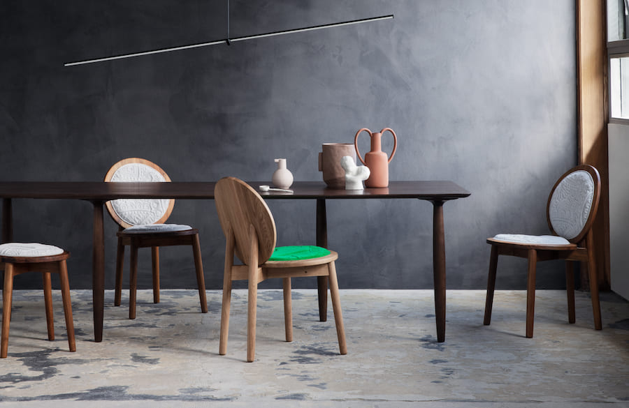 Деревянный стол, мягкие стулья с деревянными ножками, глиняная посуда