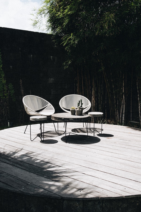 Стол и белые стулья в бамбуковой роще