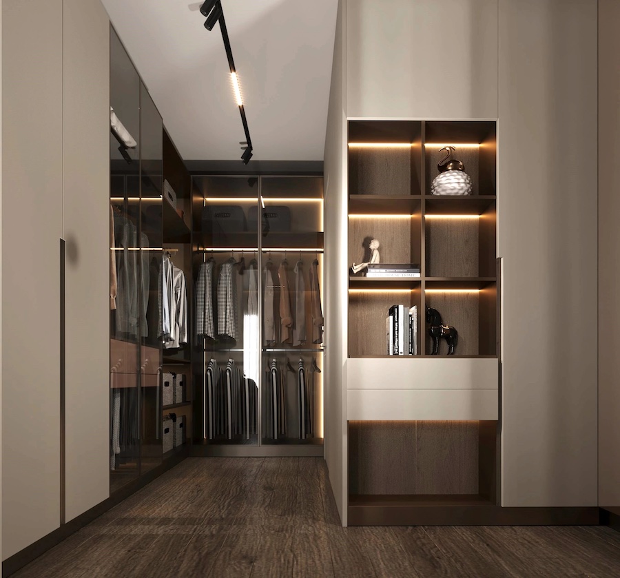 Гардеробная, встроенные шкафы со стекляными дверями, одежда на вешалках, LED-подсветка в шкафах, трековое освещение на потолке, встроенная ниша заполнена книгами и сувенирами