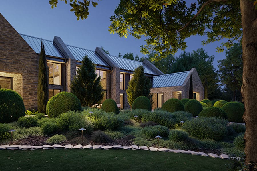 Правильное расположение и подбор мощности светильников – ключевые факторы для создания эффективной и экономичной системы освещения Дом, облицованный природным камнем, высокие деревья, стриженные шарики кустарников, светильники с крышей