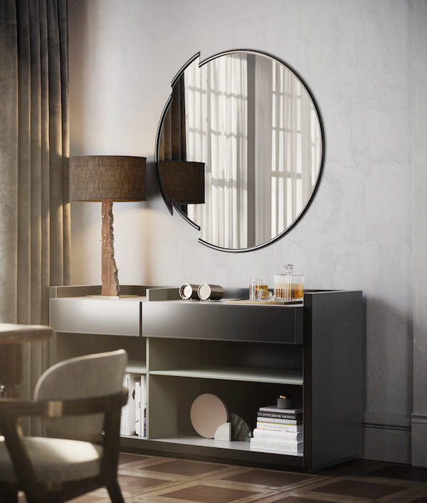 Настольный торшер является главным акцентом и связующим звеном между элементами интерьера разных эпох. Неровная обработка ножки перекликается с рваными линиями современного зеркала, материал стойки с деревянным каркасом кресла, текстиль абажура со шторами Большое зеркало, комод с книгами и настольной лампой, стол, кресло, шторы