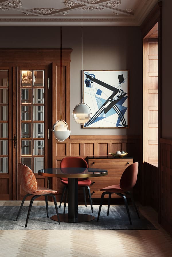 Цвет обивки стульев гармонирует с основной палитрой классического интерьера, оттенок коврика соответствует цветам на картине Пространство гостиной, круглый стол, три мягких стула, комод, картина, потолок с лепниной