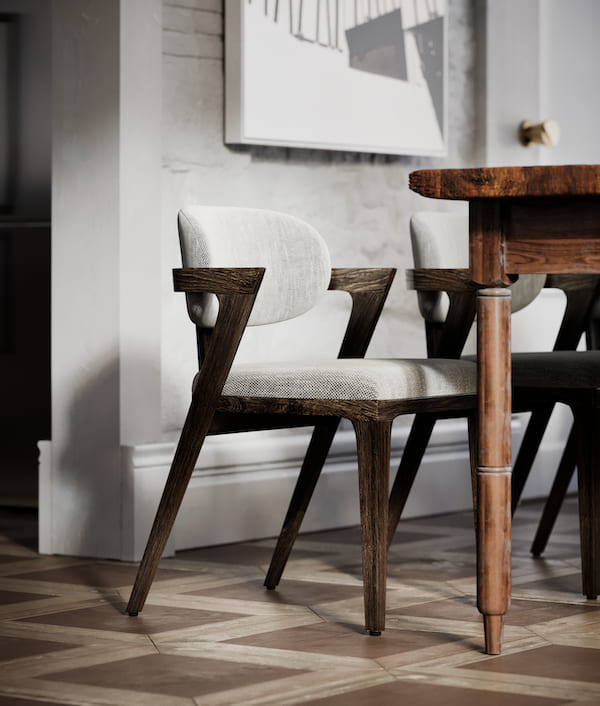 Покраска в современные матовые цвета и замена обивки позволяет вдохнуть новую жизнь в старинный предмет, сохраняя при этом его уникальную форму и детали Деревянные стулья со светлой обивкой, винтажный стол, абстрактная картина на стене