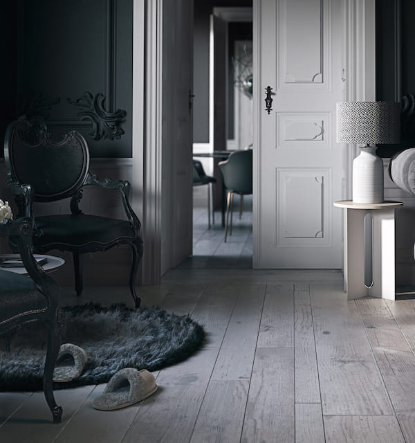 Сочетание классической мебели с современными предметами создаёт элегантный, утончённый, живой интерьер Классические кресла, длинноворсовый круглый коврик, тапочки, настольная лампа с абажуром, белые двери