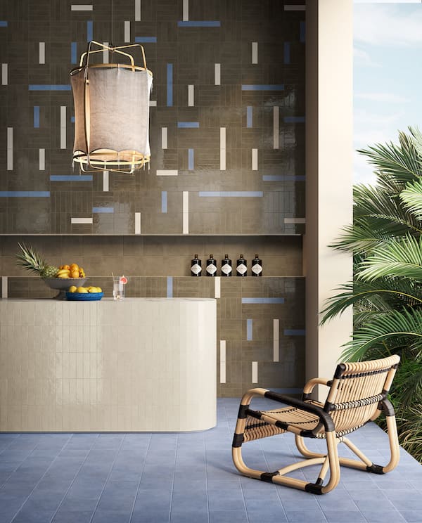 Пальма, кресло из  ротанга, светильник из натуральных материалов, тропические фрукты на барной стойке, плитка на стене в хаотичной геометрической раскладке