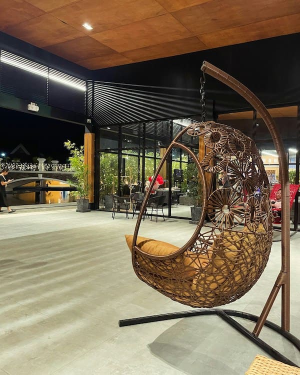 Кресло-кокон из ротанга на террасе