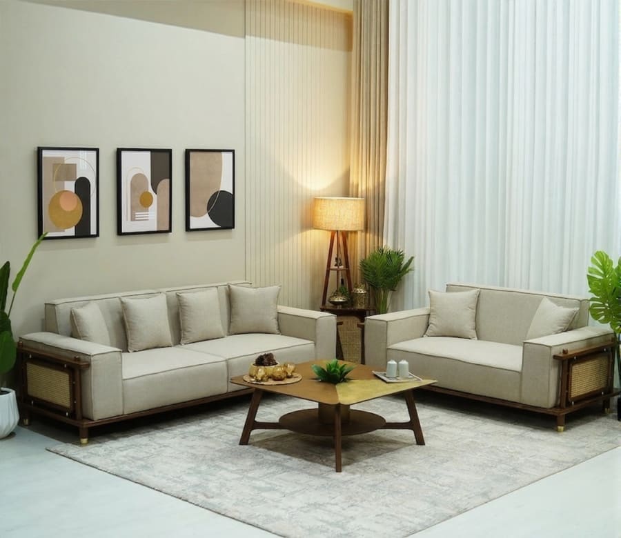 Гостиная, два дивана, три картины, журнальный стол, растения в кашпо, торшер с полочками