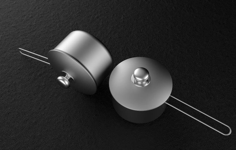 Две титановые кастрюли на черном фоне