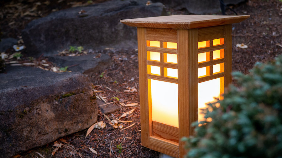 Уличный японский фонарь из дерева