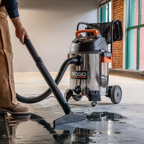 Хозяйственные пылесосы пригодятся для поддержания чистоты в гараже, мастерской, автомобиле и даже на приусадебном участке Хозяйственный пылесос