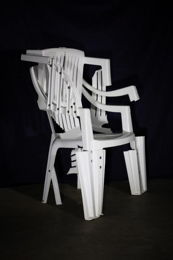 Деконструкция белого пластикового стула
