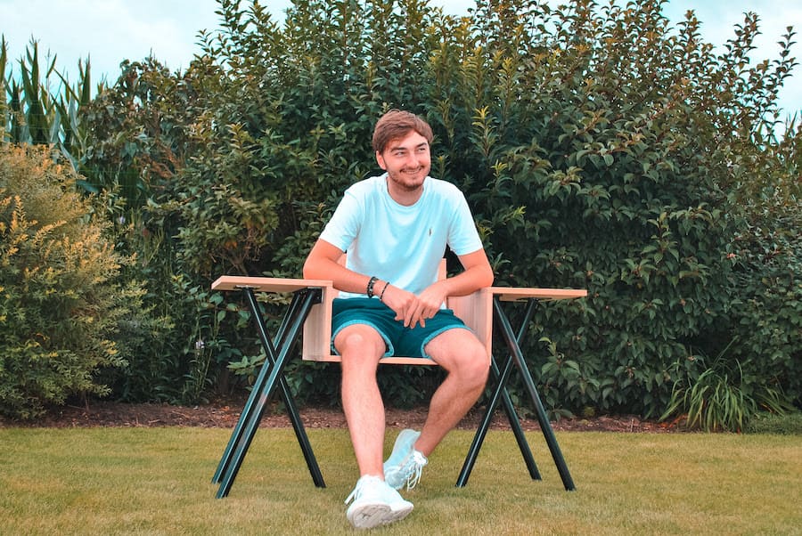 Мужчина сидит на стуле со встроенным столиком