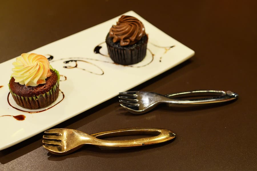 Дорогие прочные столовые приборы высокого качества