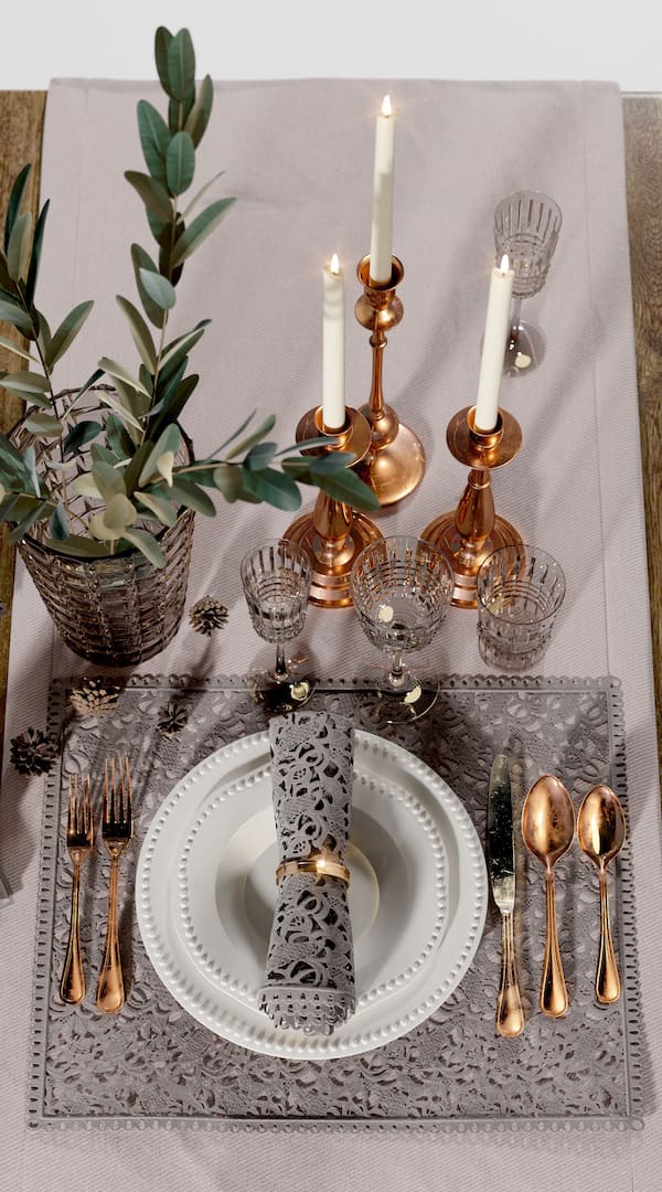 Элегантные столовые приборы покрытые золотом