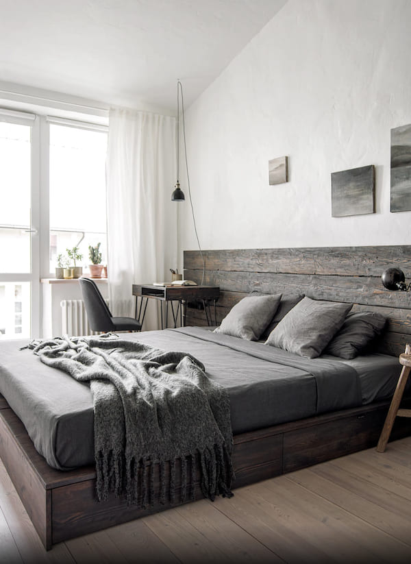 Максимальное использование естественного света, легкие шторы, светлый оттенок стен и потолка создают ощущение воздушности и простора даже в небольшой комнате Спальня, двуспальная кровать, в изголовье деревянная панель, картины на стене, небольшой рабочий стол с креслом