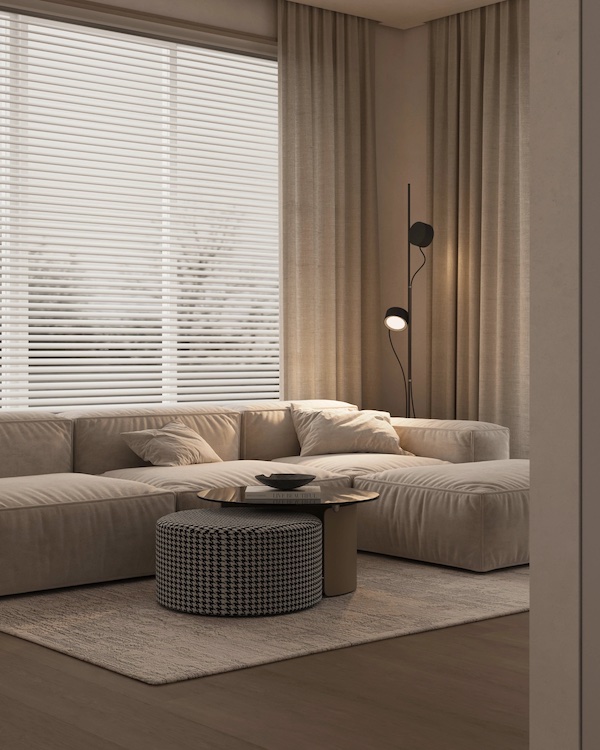 Сдержанная цветовая гамма, высокое качество материалов, спокойные темные акценты создают уравновешенную теплую атмосферу Гостиная, окна с жалюзями и шторами, мягкий уголок, торшер с двумя плафонами, журнальный стол с пуфом