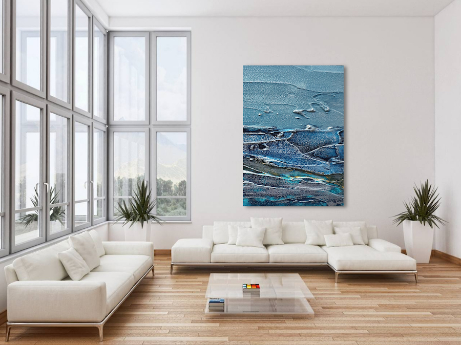 Акцентом этого минималистичного интерьера является яркая текстурная картина на стене Угловой и прямой белые диваны, журнальный столик из стекла, растения в белых кашпо, большая катина на стене