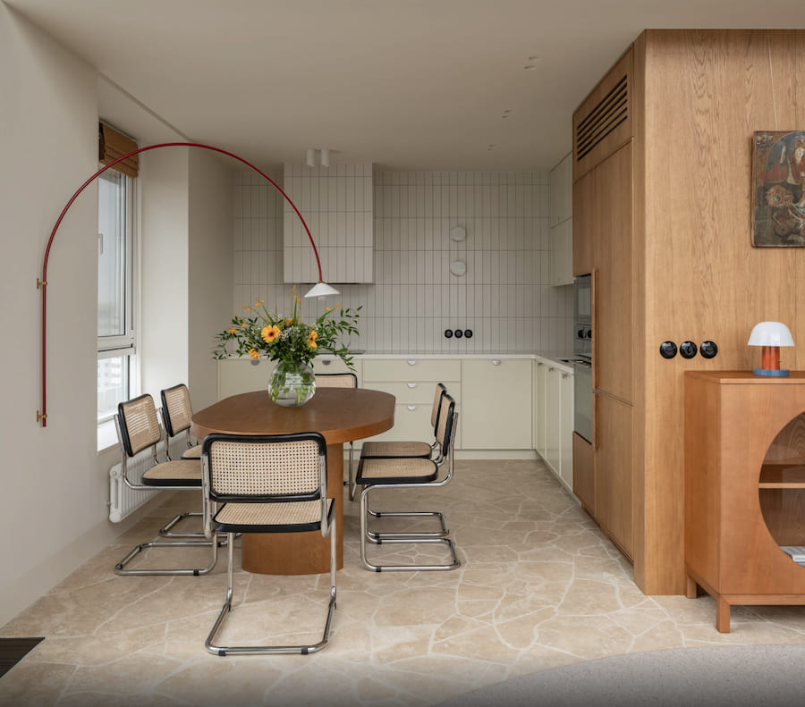 Пространство кухни, мебель, деревяный массивный обеденный стол, четыре стула, ваза с живыми цветами