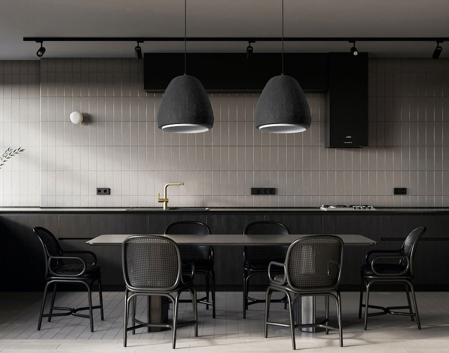 Современная кухня с обеденным столом, стульями, трековое освещение над рабочей зоной, большие светильники над обеденной зоной