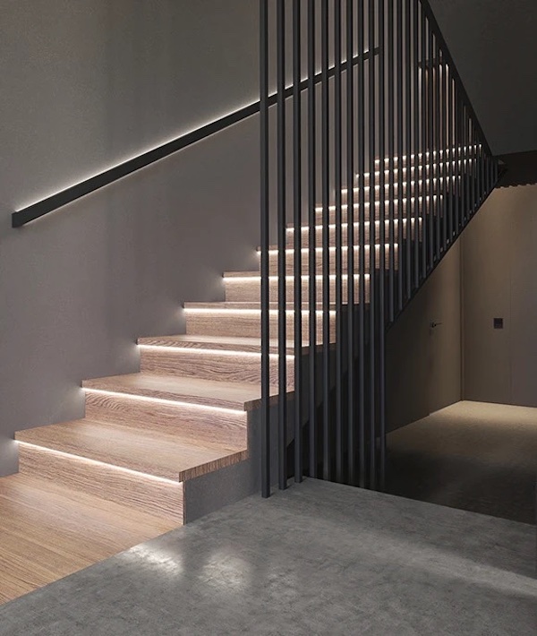 Спальня, двуспальная кровать, в изголовье зеленая стена, две тумбочки, картина на стене, корзина с полотенцем, два подвесных светильника и трековая система освещения