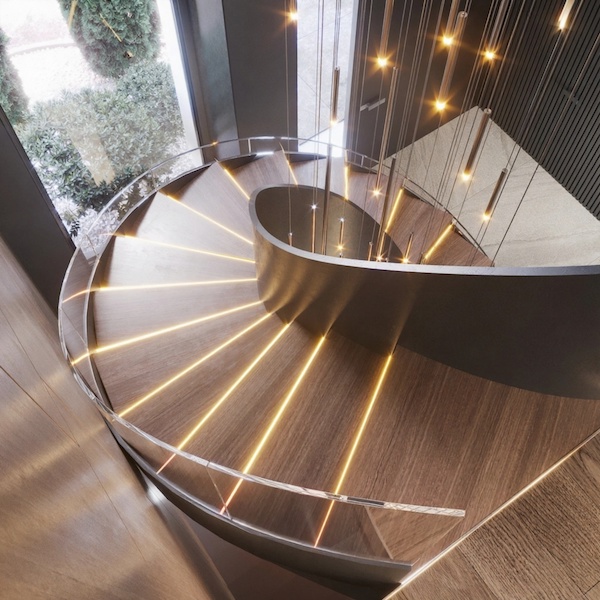 Спиральная лестница с прозрачным ограждением, подвесная каскадная люстра