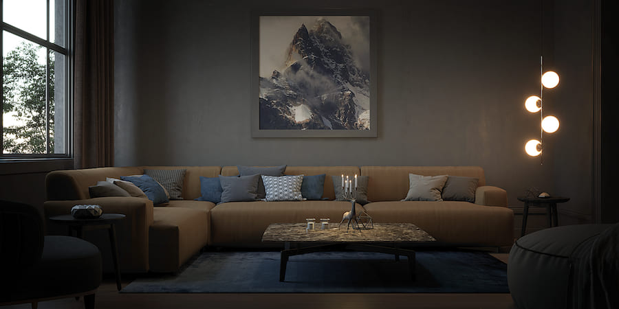 Гостиная, большой угловой диван с подушками, журнальный стол, кресла, большая картина на стене, светильник с четырьма плафонами рассеянного света, подсвечник в виде оленя