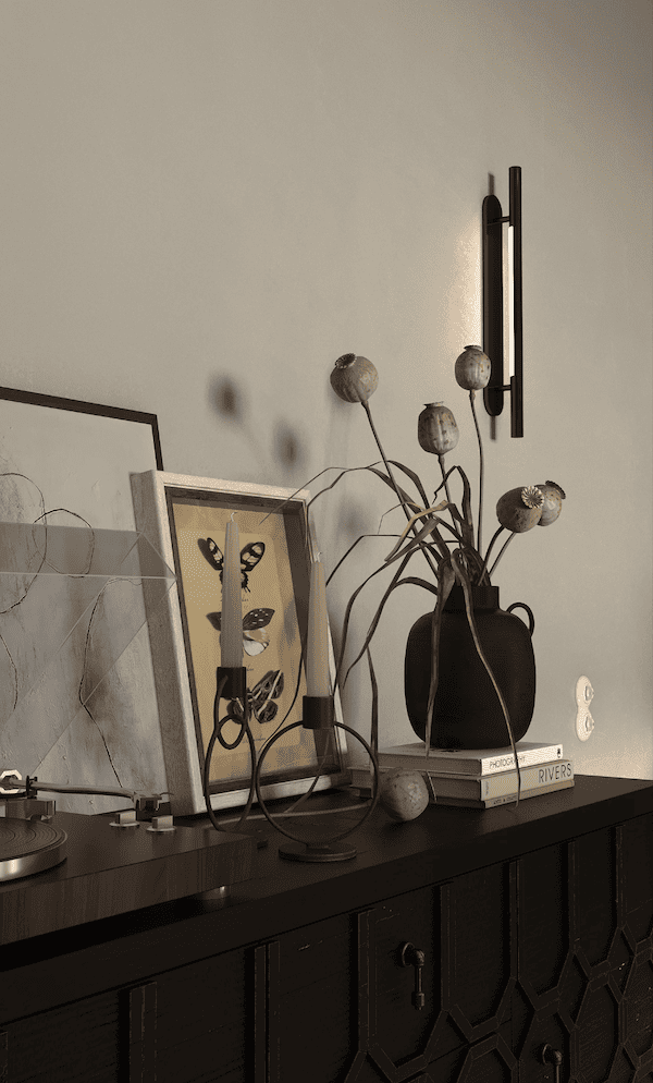 Попробуйте постепенно добавлять слои освещения в ваш интерьер и пространство заиграет новыми красками Винтажный комод, ваза с сухоцветами, книги, свечи, коробка с сухими бабочками