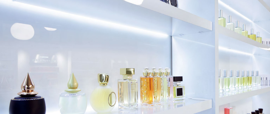 Витрина бутика парфюмерии со светодиодной подсветкой