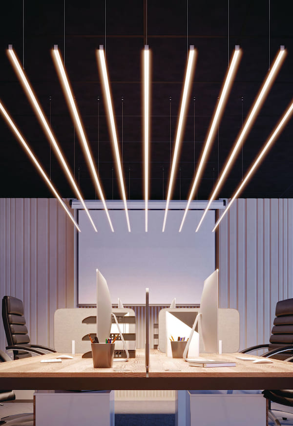 Пространство офиса, рабочие столы, кресла, экран для проектора, светодиодная подсветка