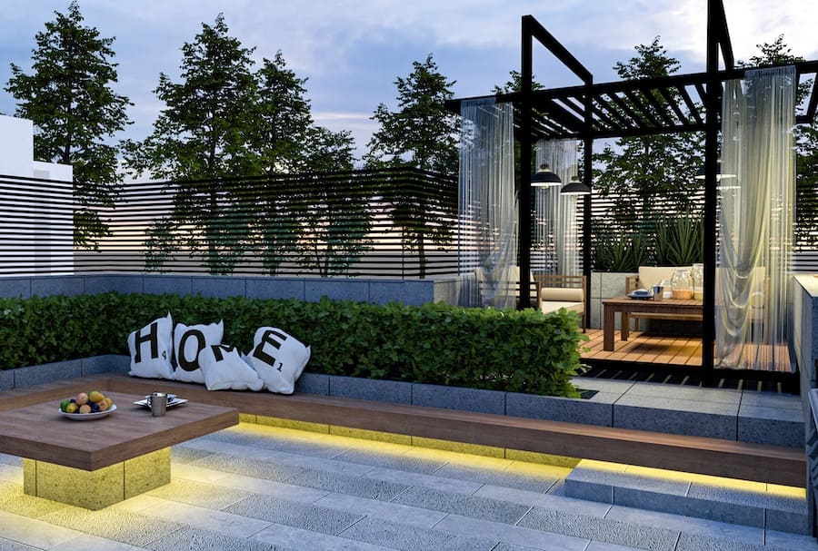 Пергола со столом и стульями, прозрачные шторки, деревянные скамьи и стол под открытым небом, бордюр из самшита, RGB-подсветка