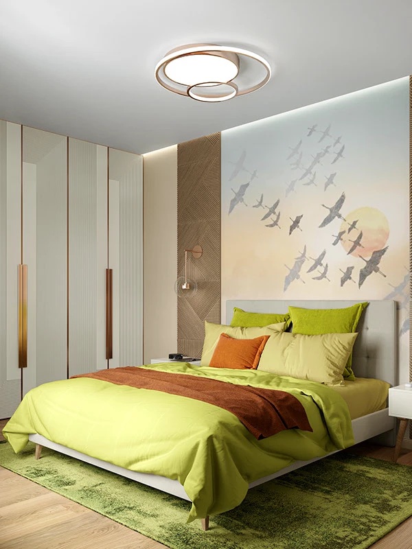 Пространство спальни, двуспальная кровать с зеленым текстилем, на стене принт лебедей, устремленных в небо, плоская люстра кольцами