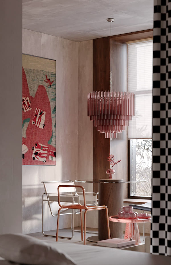 Место отдыха у окна, два круглых столика разного размера, металлические стулья, большая каскадная люстра, гобеленовая картина на стене