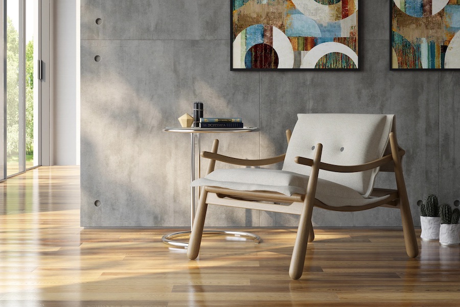 Гостиная, низкое кресло, журнальный стол, картины на стене, кактусы на полу