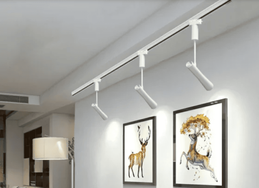 Для выставочного пространства используйте профессиональную подсветку с разными углами свечения Выставочное пространство, картины подсвечены спотами