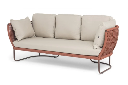 FID-S-3-002 RAL8016 Mua T-red8372(beige160) "Фиджи" диван 3-местный плетеный из роупа, каркас алюминий коричневый (RAL8016) муар, роуп красный (8372) круглый tex, ткань Mossle бежевая 4SIS FID-S-3-002 RAL8016 Mua T-red8372(beige160)