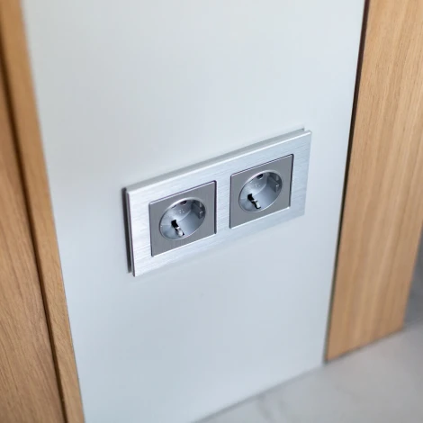 Розетка с заземлением Werkel W1171009 (серебряный рифленый)