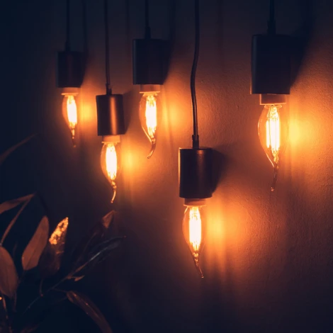 Лампа светодиодная, форма «свеча на ветру», янтарная колба Volpe Vintage LED-CW35-5W/AMBER/E14/VLF