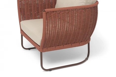 "Фиджи" кресло плетеное из роупа, каркас алюминий коричневый (RAL8016) муар, роуп красный (8372) круглый tex, ткань Mossle бежевая 4SIS FID-A-002 RAL8016 Mua T-red8372(beige160)