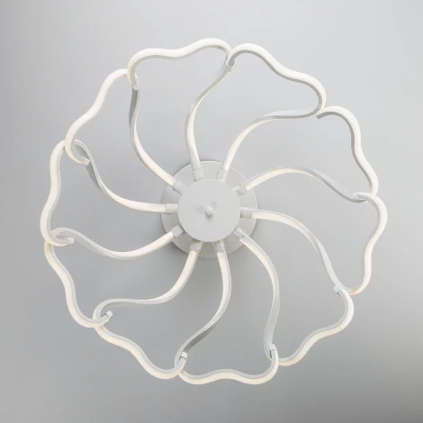 Потолочная люстра Eurosvet Begonia 90095/10 белый
