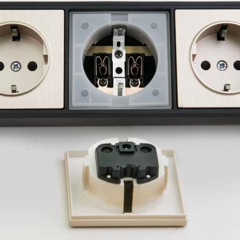Розеточный блок 4-х местный + 3 USB черный/шампань рифленый W6514944 (a051462)
