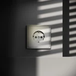 Розетка с заземлением и шторками (шелк) Voltum S70 VLS040204