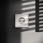 Розетка с заземлением и шторками (кашемир) Voltum S70 VLS040203